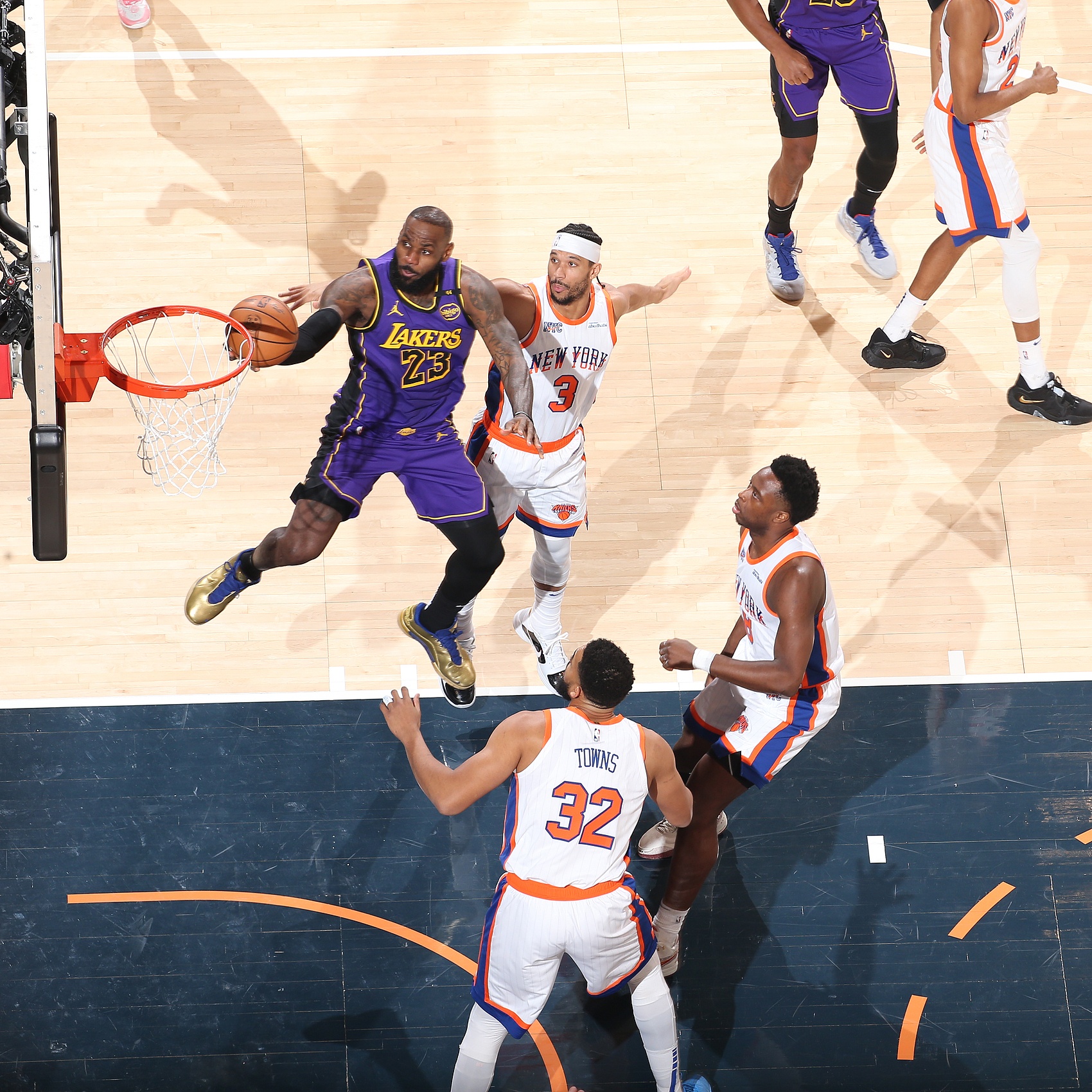 爱游戏-包含詹姆斯巅峰对决，Faker与50激战湖人分钟，惊险取胜胜负难料！的词条